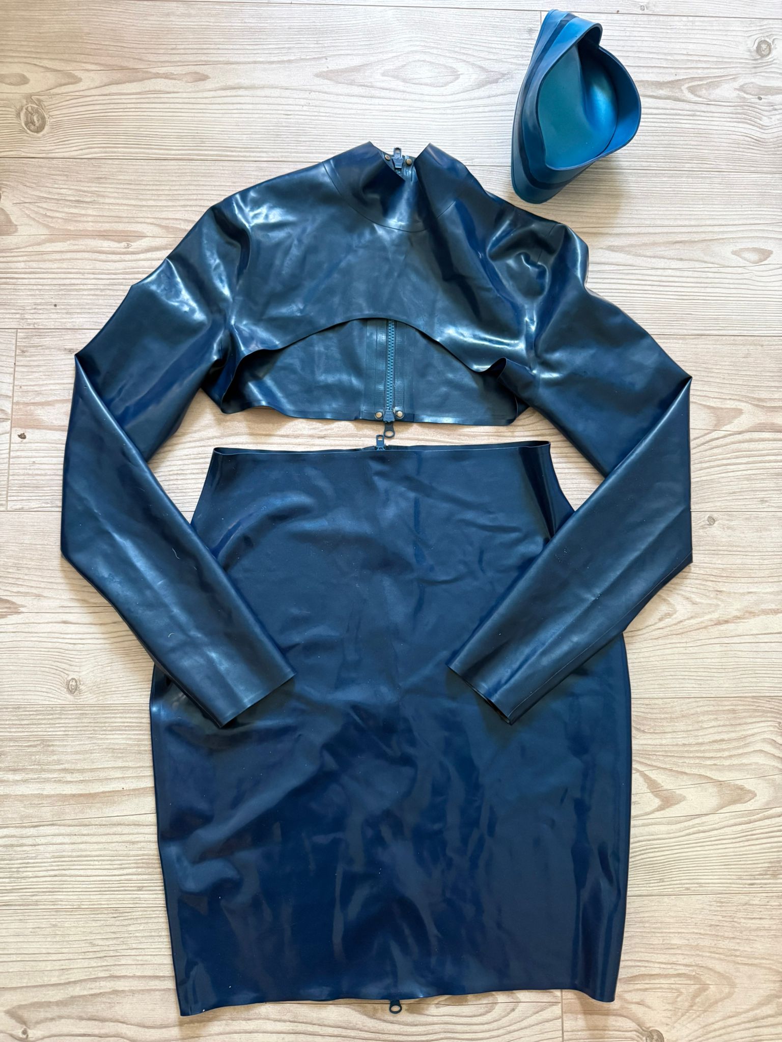 Blaue Uniform von Peter Domenie mit maßangefertigtem Hütchen von Demask / Vast