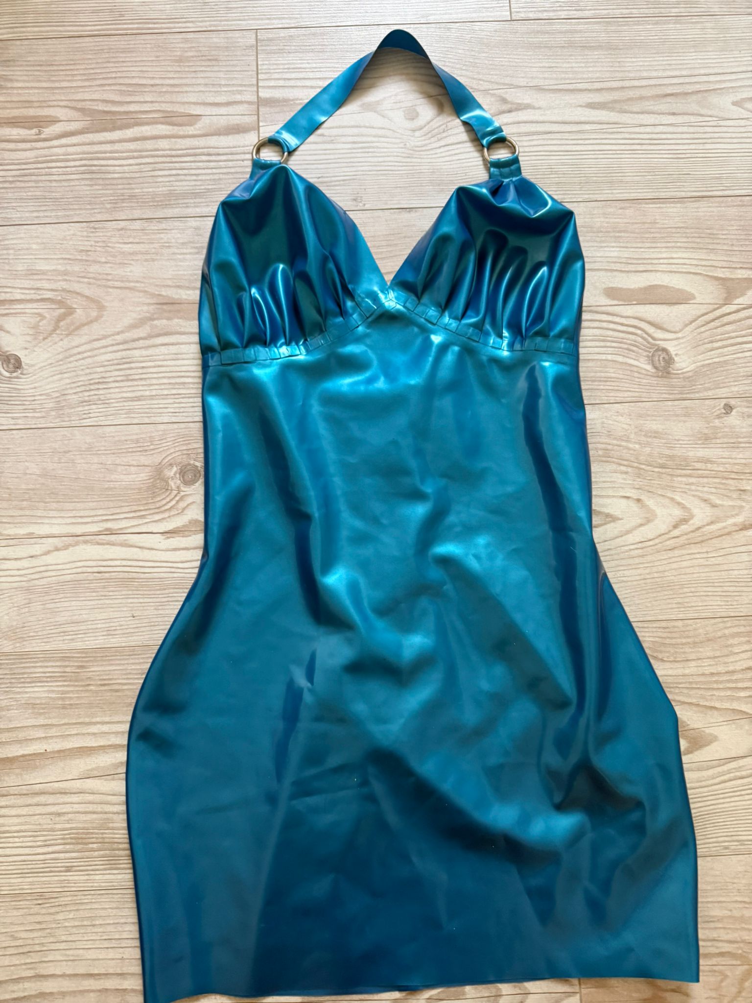 Blaues maßangefertiges Latex- Kleid von Demask