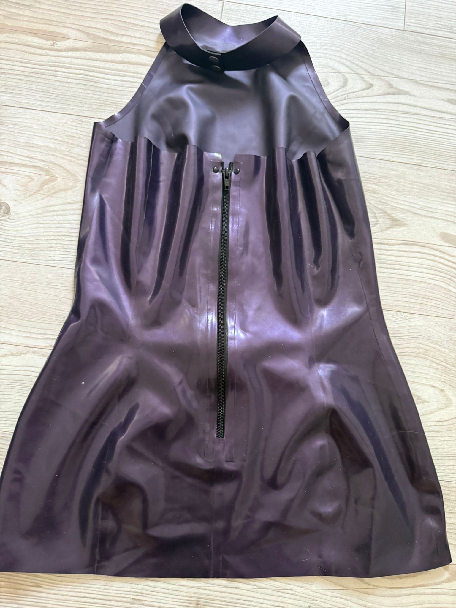 Kurzes Neckholder Kleid mit Gürtel von Demask in lila – Bild 4