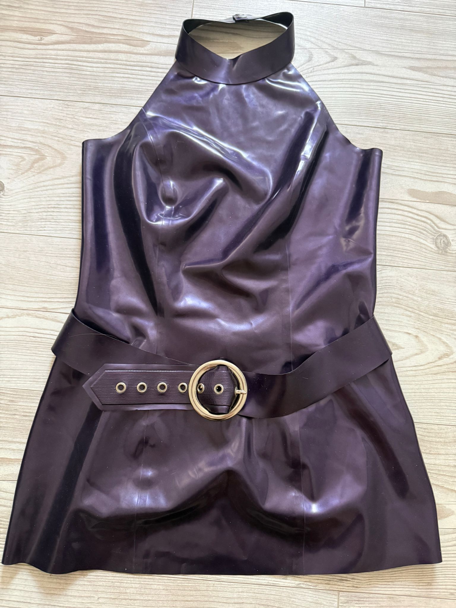 Kurzes Neckholder Kleid mit Gürtel von Demask in lila