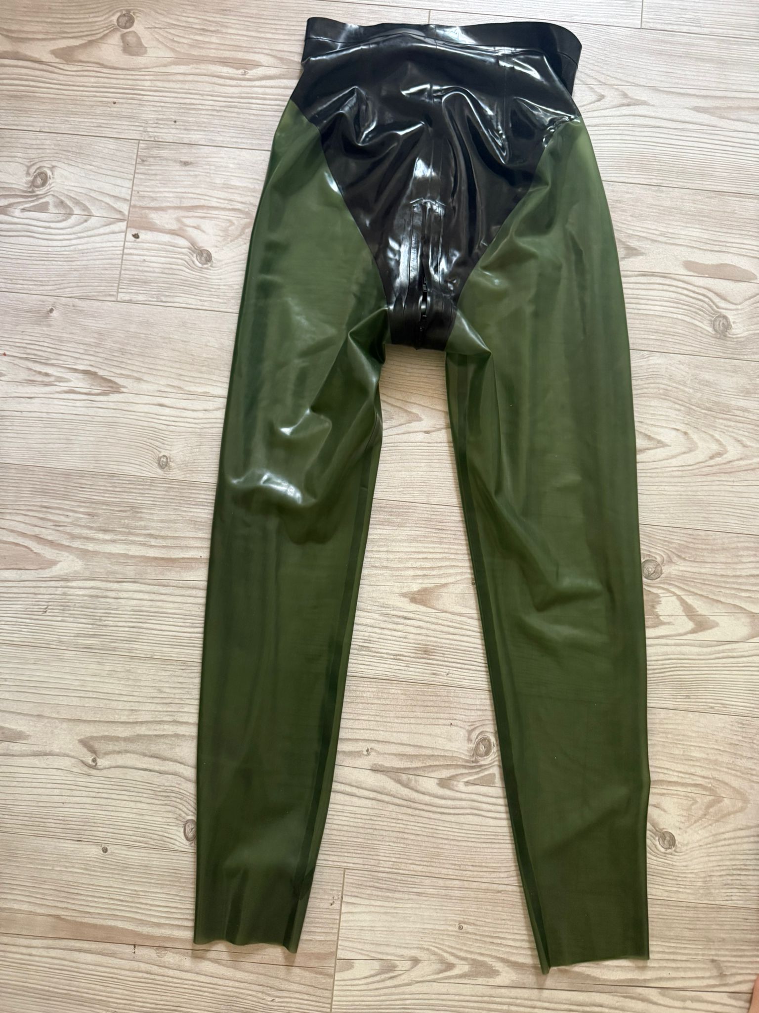Schwarz-grüne Latexhose mit Reißverschluss von Demask (chloriert)