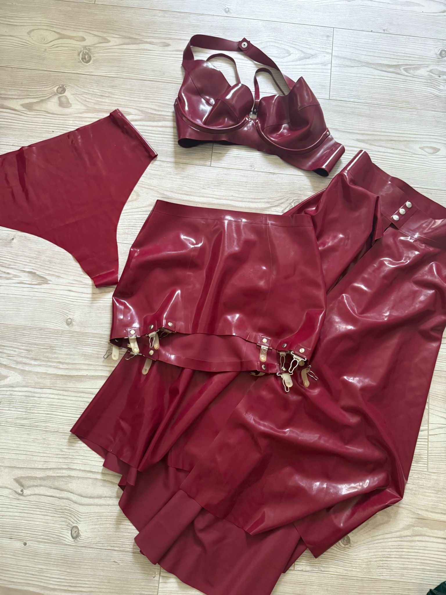 Bordeaux-roter Vierteiler als Komplett-Outfit